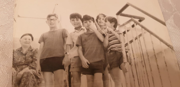 ירון צדקיהו (רביעי מימין) ואחיו בשכונת נחלאות