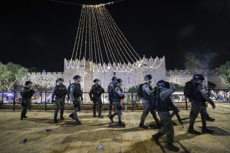 כוחות הביטחון פועלים להשגת סדר בשער שכם בירושלים (צילום: יונתן זינדל, פלאש 90)