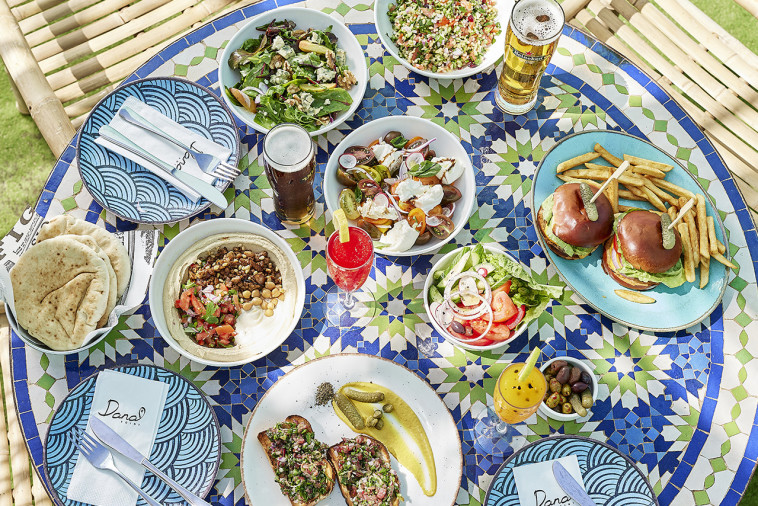 דנה פוינט פותחת שולחן