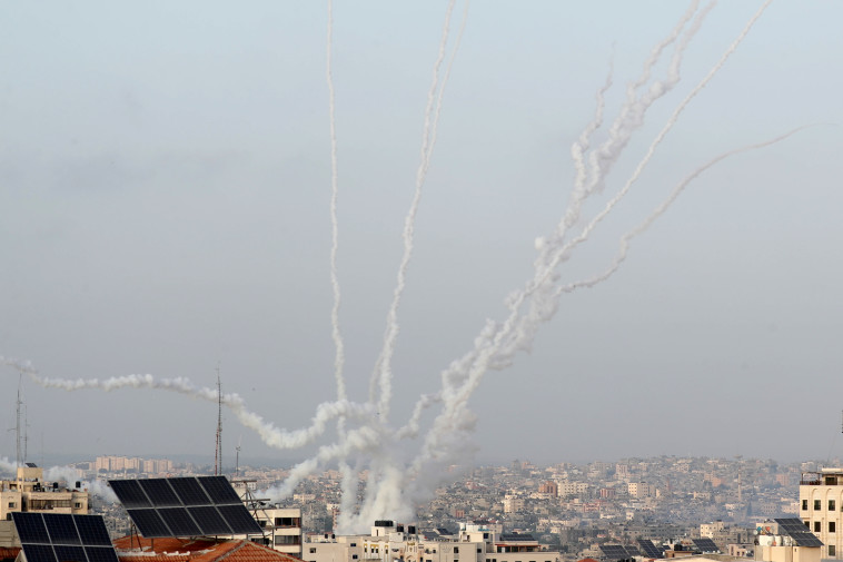 שיגור רקטות מרצועת עזה לשטח ישראל (צילום: REUTERS/Mohammed Salem)