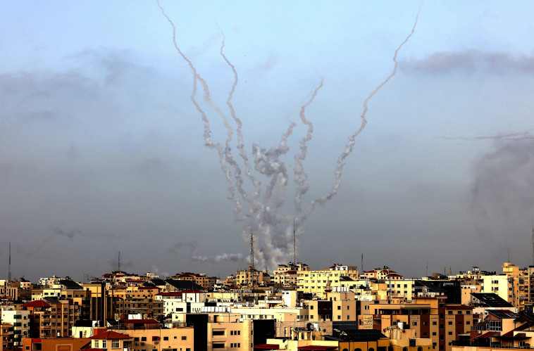 שיגור רקטות מרצועת עזה לשטח ישראל (צילום: MAHMUD HAMS/AFP via Getty Images)