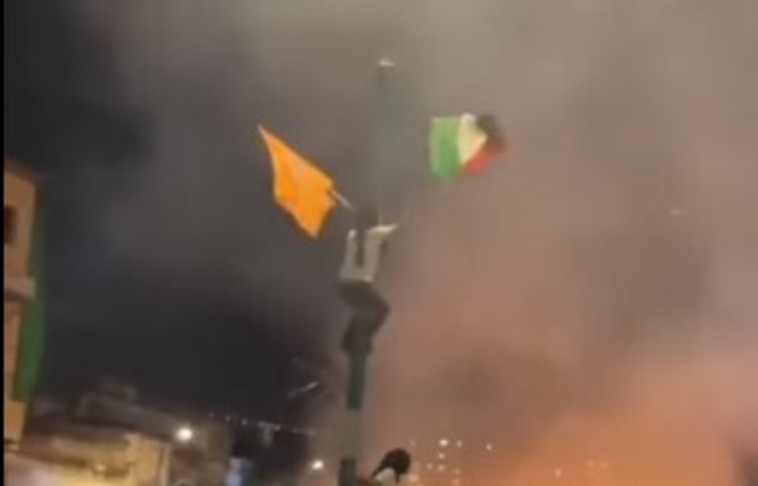 צעיר מחליף את דגל ישראל בדגל פלסטין (צילום: צילום מסך פייסבוק)