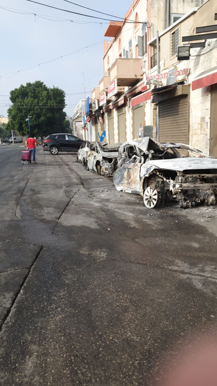 מכוניות שהוצתו הלילה בלוד