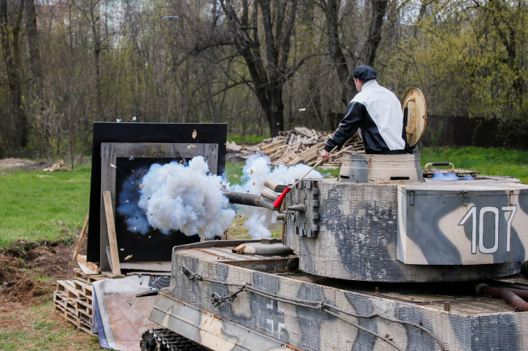 רויטמן יורה צבע מתוך טנק ממלחמת העולם השנייה