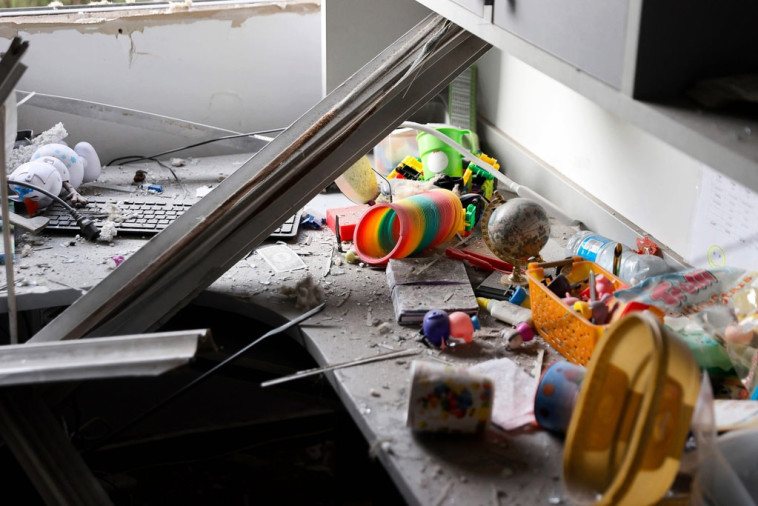חדר ילדים שנפגע בתקיפת צה''ל (צילום: רשתות ערביות)