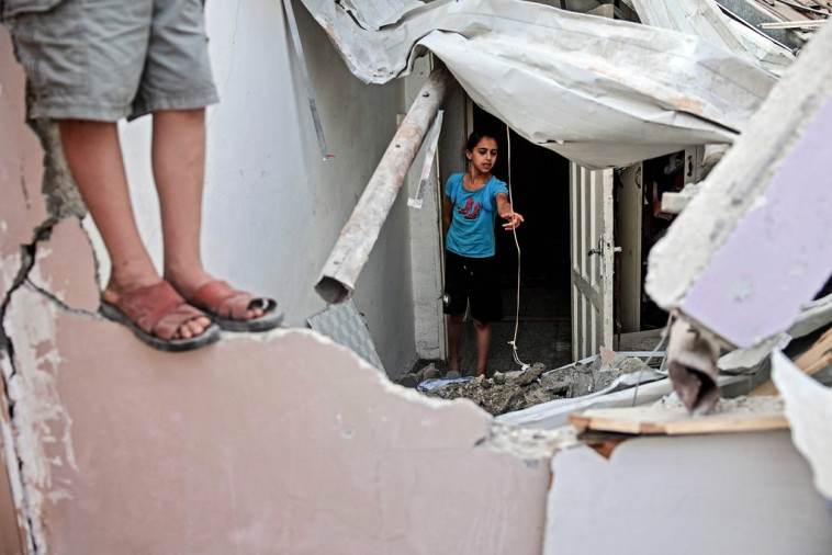 בית שנפגע בתקיפת חיל האוויר הישראלי ברצועה (צילום: רשתות ערביות)