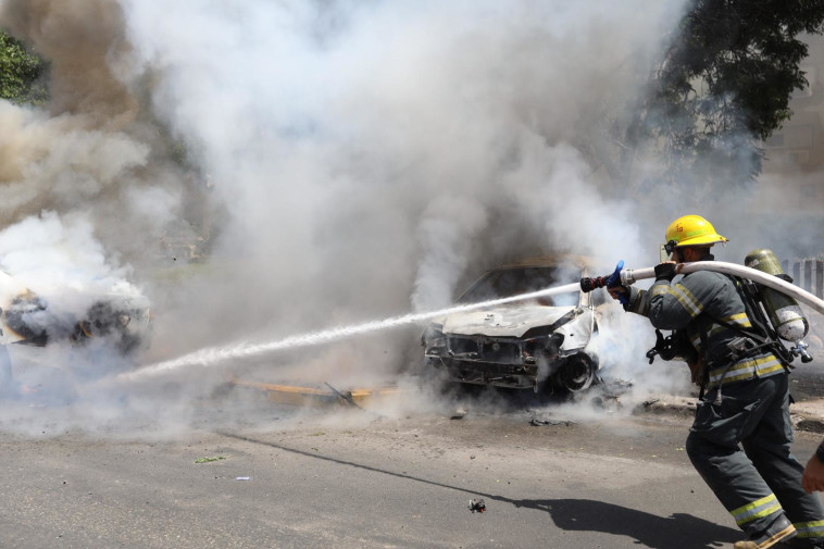 כיבוי שריפה שפרצה מפגיעת רקטה
