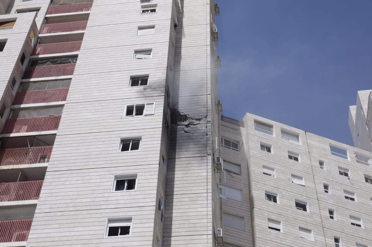 פגיעה ישירה בבניין מגורים באשקלון
