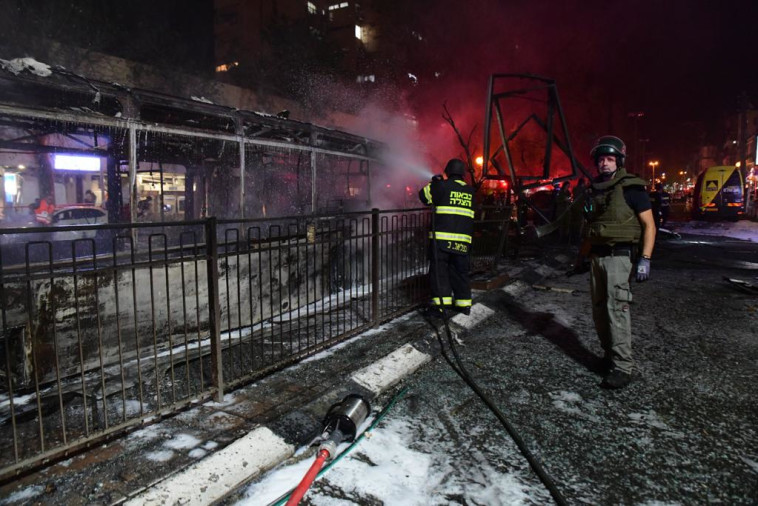 פגיעה ישירה באוטובוס בחולון