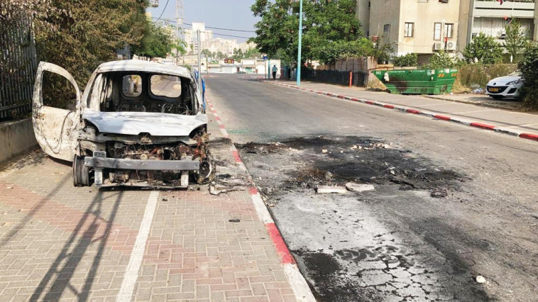 רכב שהוצת בלוד לאחר התפרעויות