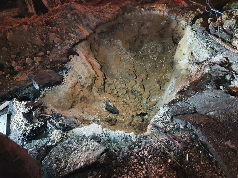 הבור שנפער מפגיעת הרקטה בפתח תקווה