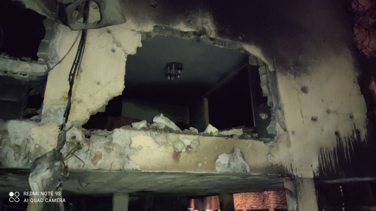 נזק שנגרם מפגיעת הרקטה בפתח תקווה