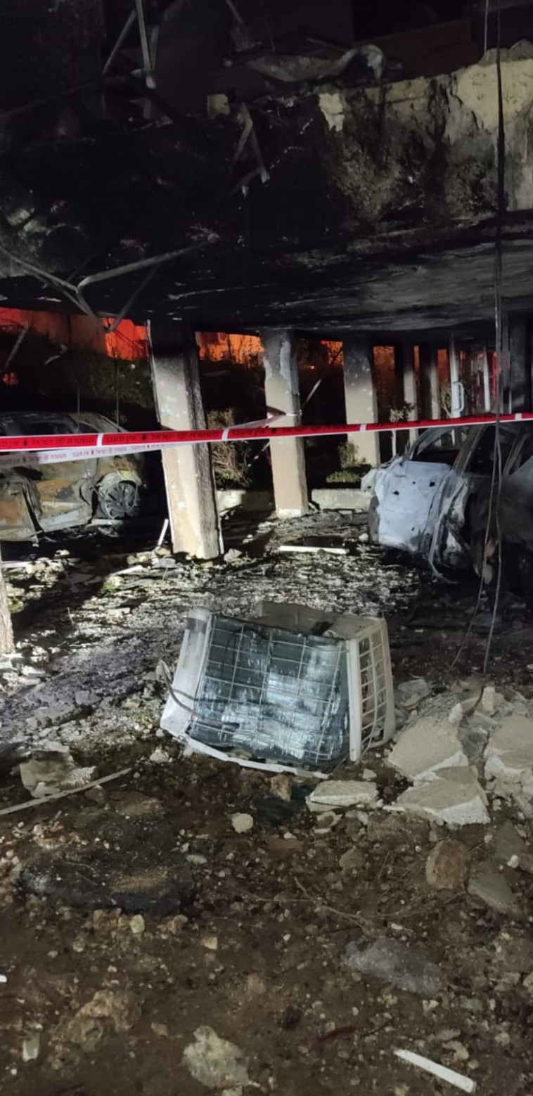 נזק שנגרם מפגיעת הרקטה בפתח תקווה