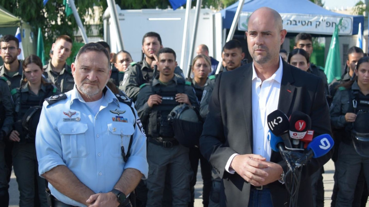 אמיר אוחנה והמפכ''ל יעקב שבתאי בלוד