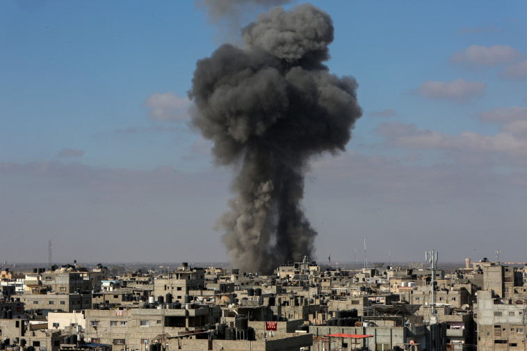 פיצוץ לאחר תקיפת צה''ל ברצועת עזה (צילום: עטיה מוחמד, פלאש 90)