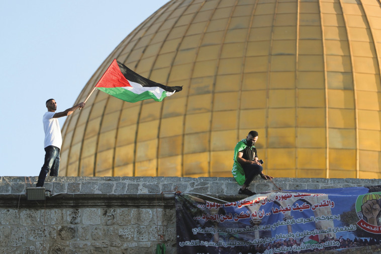 פלסטינים בכיפת הזהב (צילום: רויטרס)