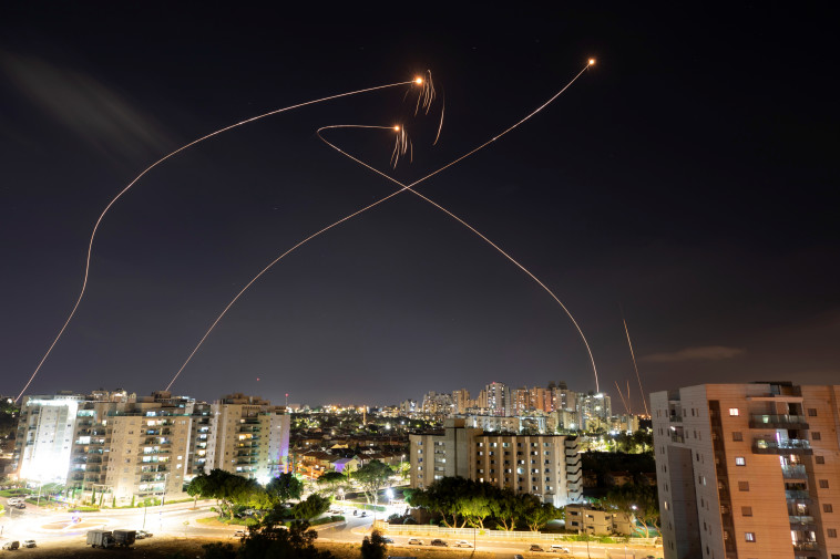 רקטות שנורו מרצועת עזה לכיוון אשקלון (צילום: REUTERS/Amir Cohen)