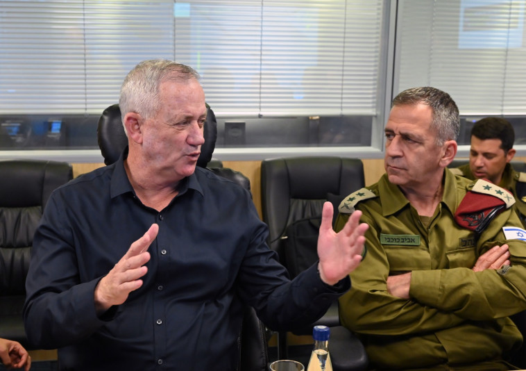 אביב כוכבי, בני גנץ