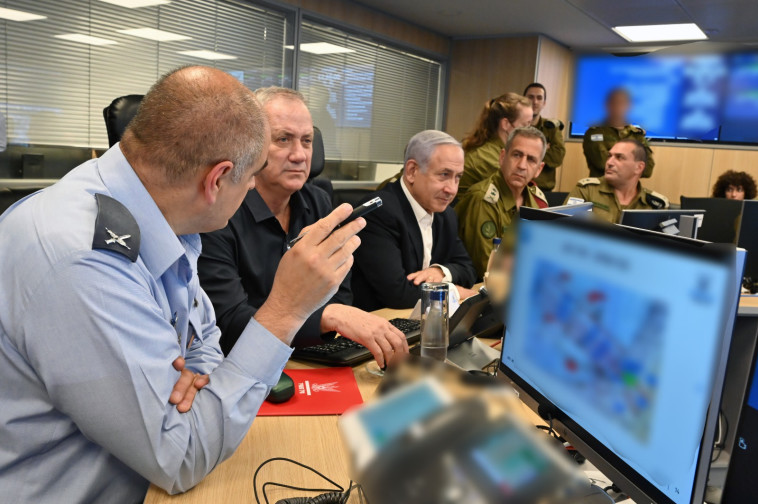 אביב כוכבי, בנימין נתניהו, בני גנץ