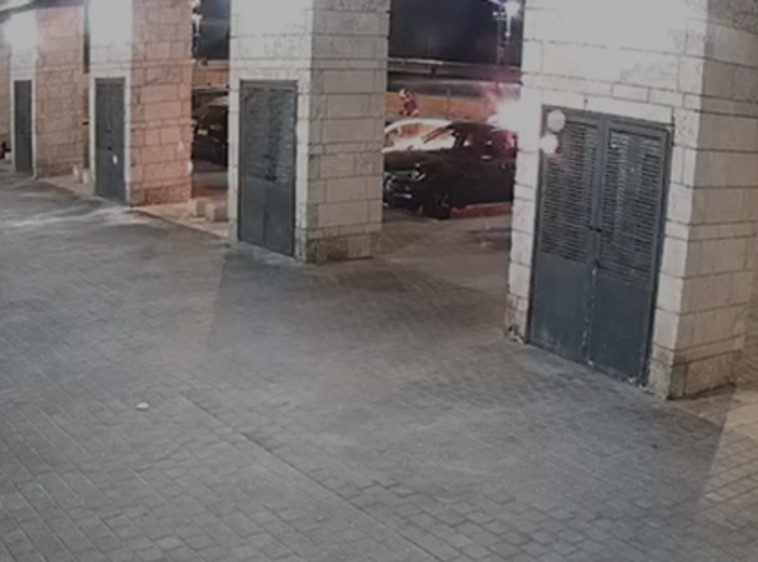 רכביה של חברת הכנסת רייטן הוצתו בבית מגוריה ביפו (צילום: צילום מסך)