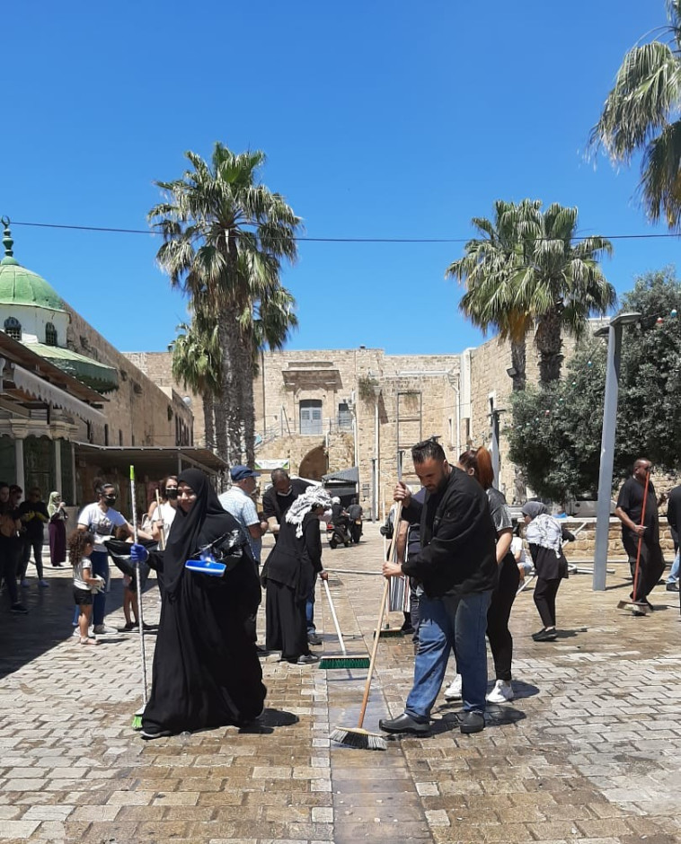 תושבי עכו מנקים את העיר העתיקה אחרי הפרות הסדר