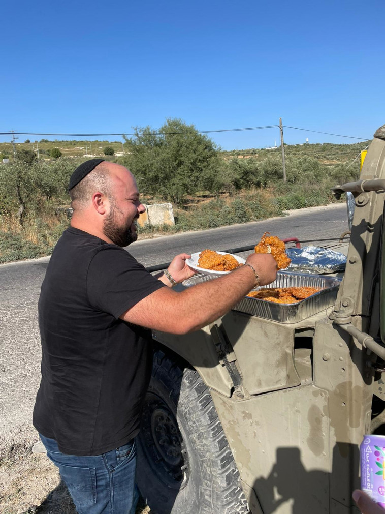 מחלקים אוכל לחיילים