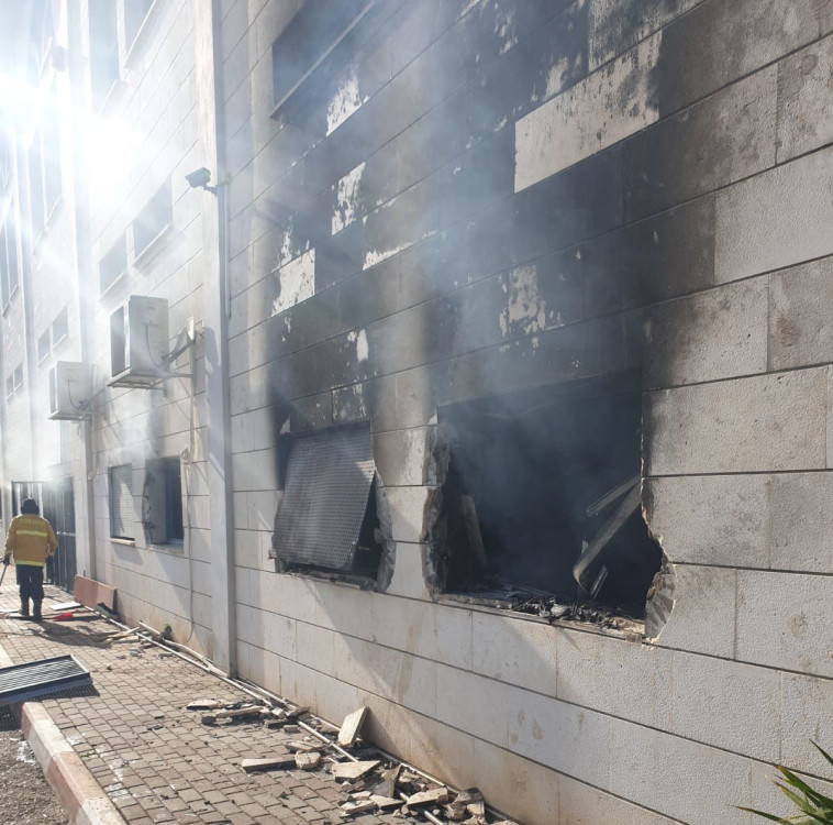 הצתת נקודת המשטרה באום אל פאחם (צילום: משטרת ישראל)