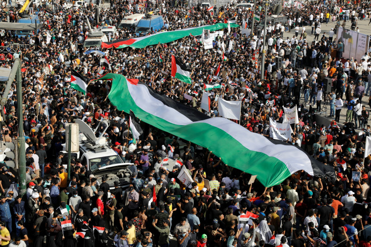 הפגנת ענק בבגדד נגד תקיפות ישראל בעזה (צילום:  REUTERS/Khalid al-Mousily)