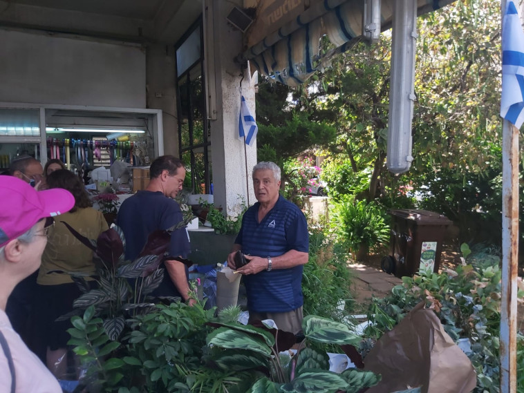 עשרות אנשים הגיעו לתמוך בחנות הפרחים שנפגעה מרקטה