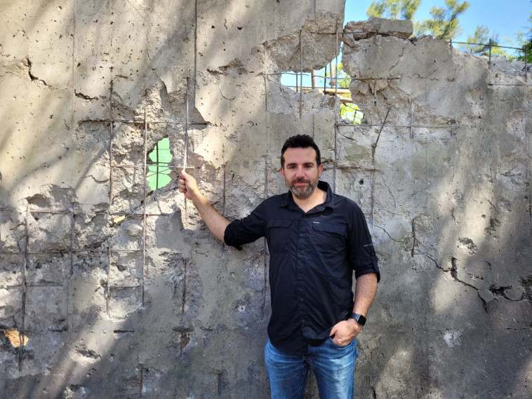 עו''ד רועי ברזילי על רקע חומת תצוגת קופי האורנגאוטן שנפגעה