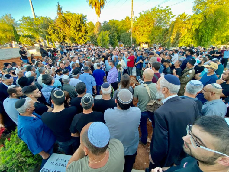 הלווייתו של יגאל יהושע בבית העלמין חדיד