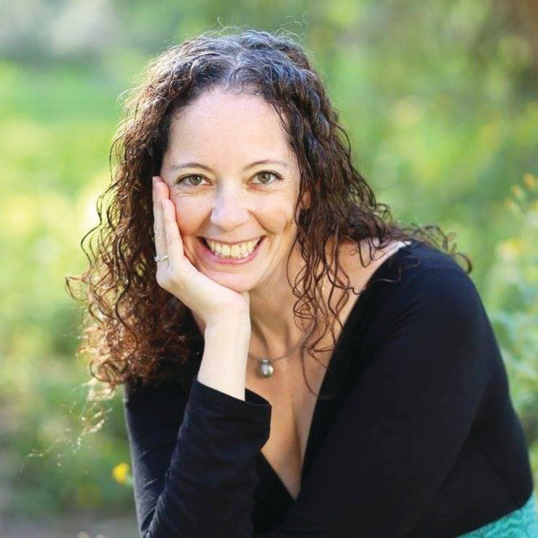 טליה קליין פרז, עוסקת בכתיבת תוכן באנגלית וייעוץ שיווקי ומנהלת את קבוצת הפייסבוק ''מטיילים בחו''ל עם ילדים''