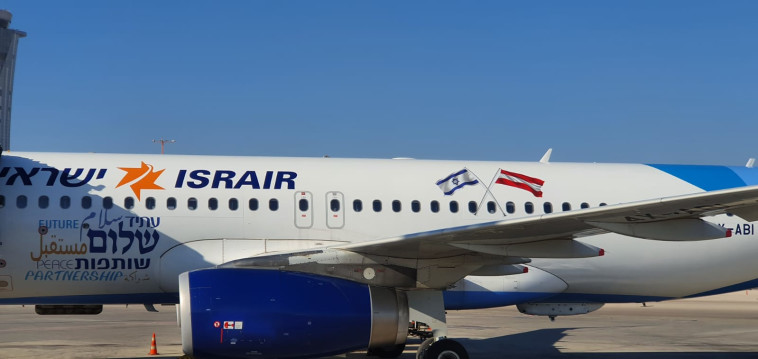 מטוס ישראייר עם דגל אוסטריה (צילום: יוסי בלזר)