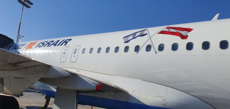 מטוס ישראייר עם דגל אוסטריה