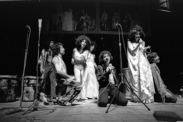 רותי נבון שנת 1972 בהצגה אל תקרא לי שחור 