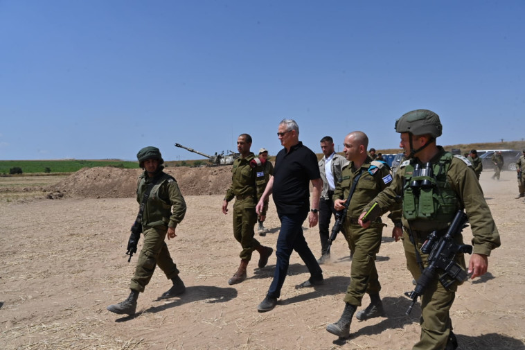 שר הביטחון בני גנץ בביקור בדרום