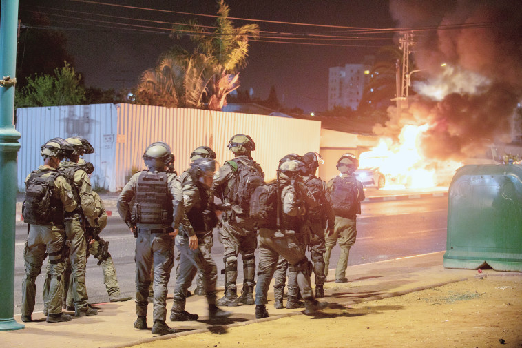 שוטרים במהומות בלוד (צילום: יוסי אלוני, פלאש 90)