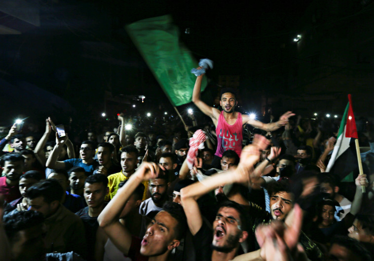 חגיגות ברצועת עזה לאחר הפסקת האש (צילום: REUTERS/Ibraheem Abu Mustafa)