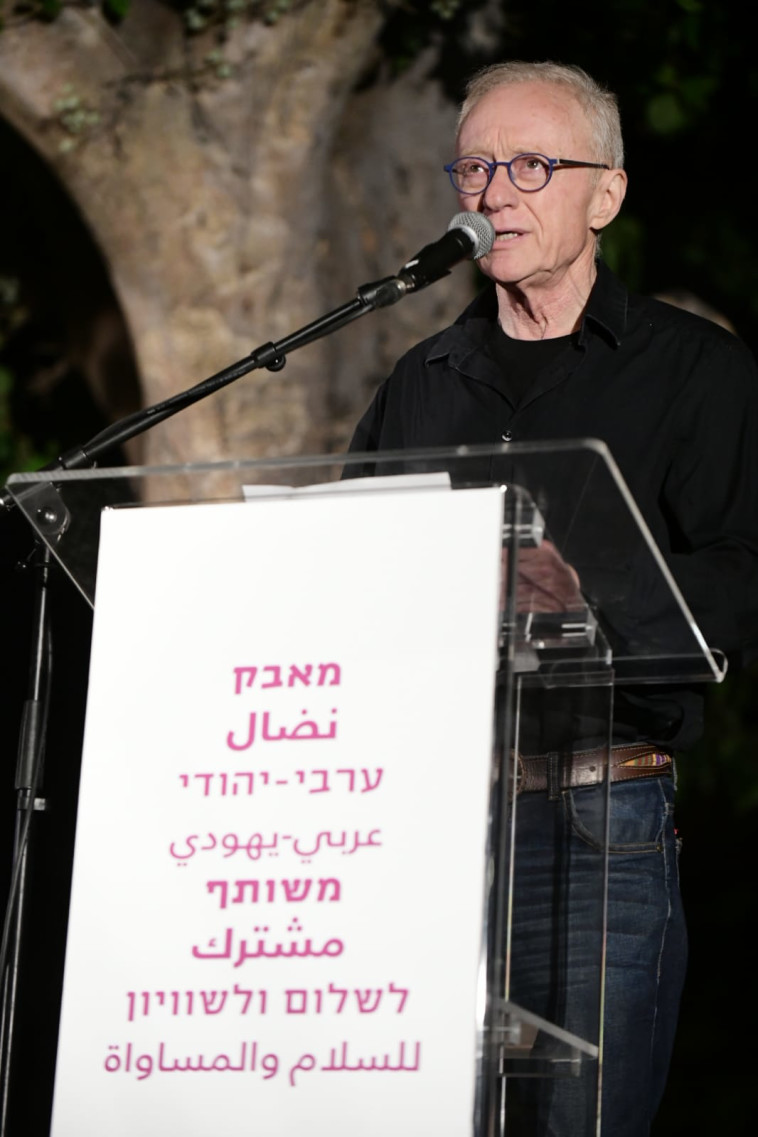 דוד גרוסמן בהפגנה (צילום: תומר נויברג, עומדים ביחד)