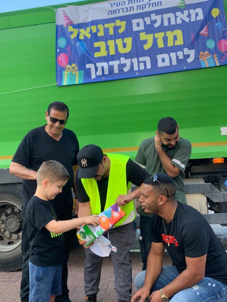 דניאל מתרגש לפתוח את מתנת יום ההולדת 