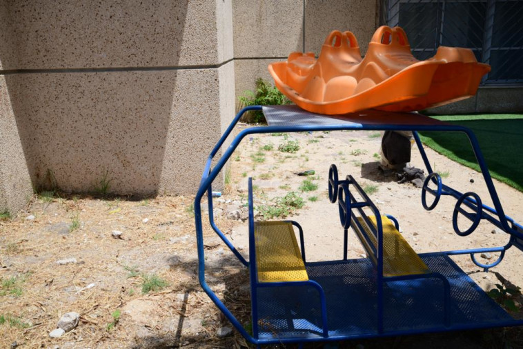 זריקת אבנים בגן ילדים בלוד