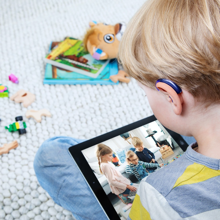 ילד עם מכשיר שמיעה