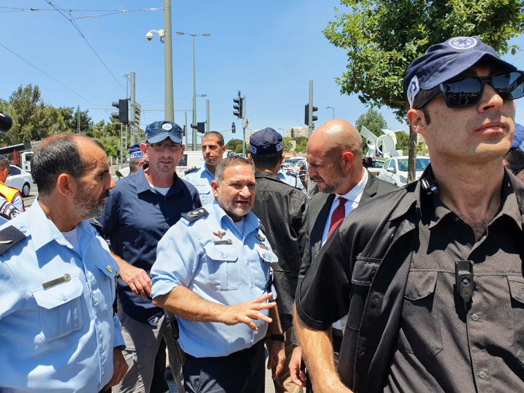 השר אמיר אוחנה ומפכ''ל המשטרה רנ''צ קובי שבתאי בזירת הפיגוע בירושלים