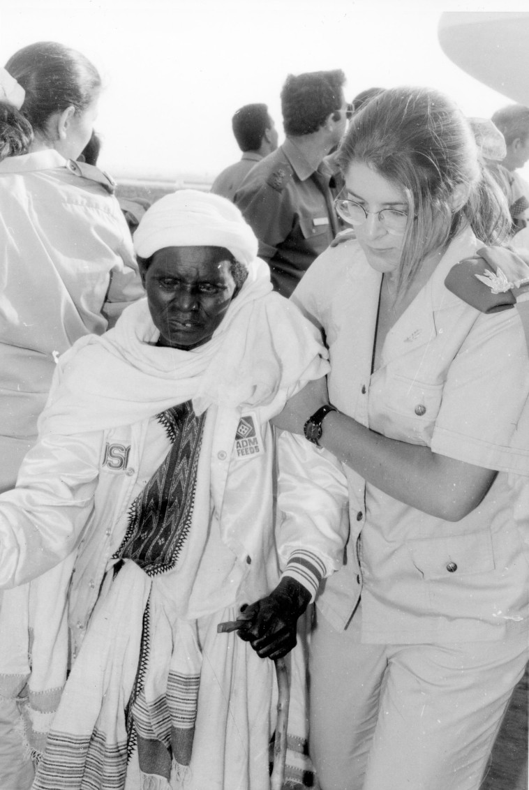 חיילת צה''ל ובן הקהילה האתיופית