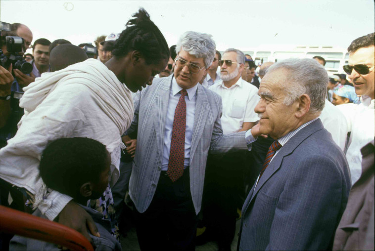 יצחק שמיר ודוד לוי במבצע שלמה