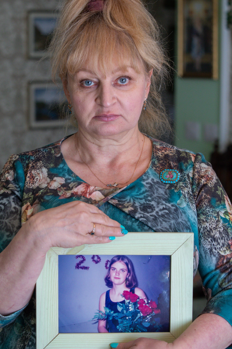 אנה קזצ'קוב עם תמונת בתה אניה ז''ל