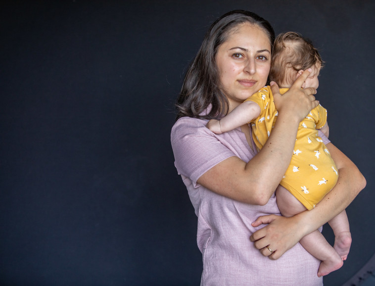 אנה רגימוב עם בתה רומי על שם רומן דז'נשווילי ז''ל