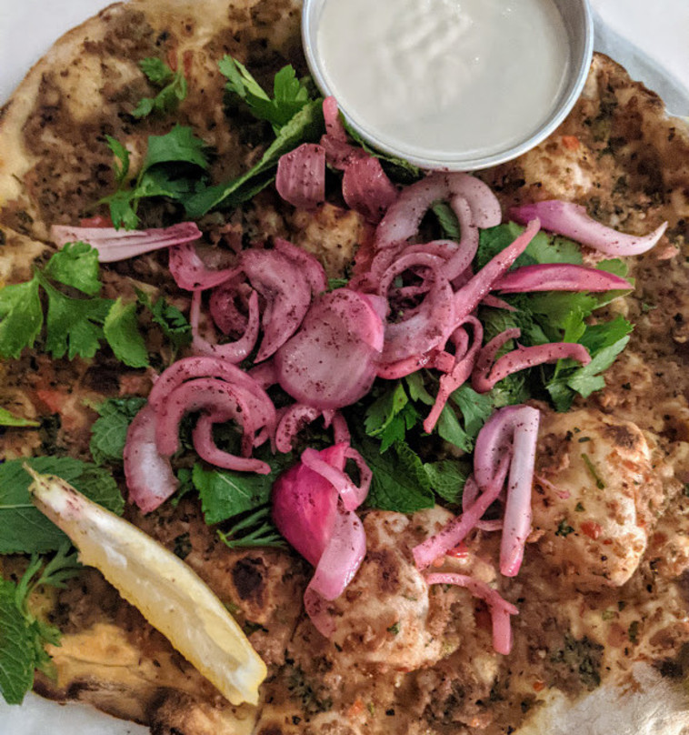 בצק דקיק ועליו דברים טובים, לחמעג'ון של מאריס