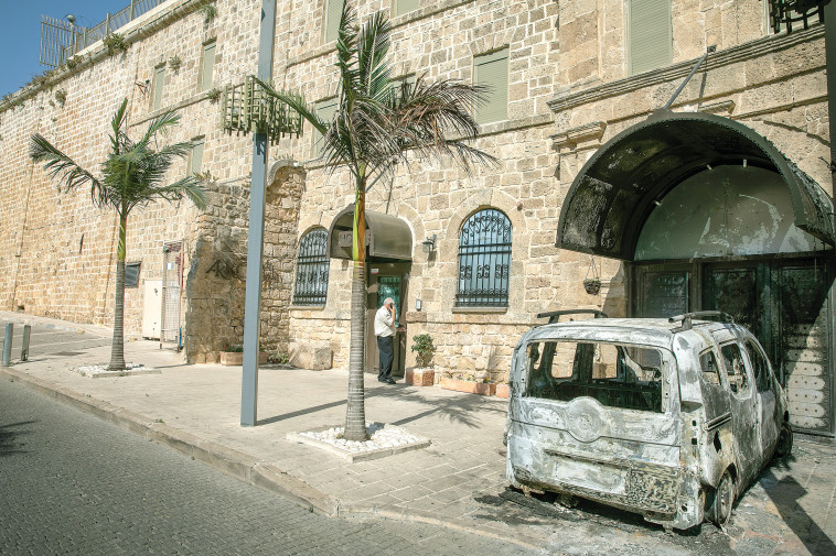 בית המלון השרוף בעכו (צילום: יוסי אלוני)