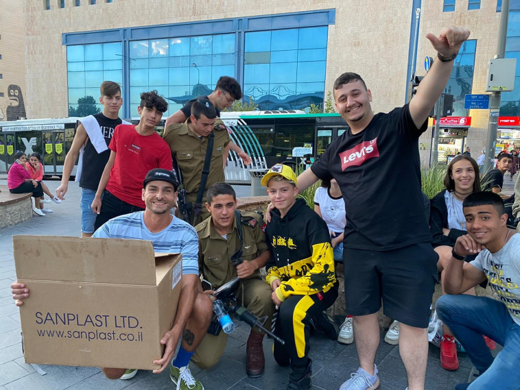 כוכבי הרשת מחלקים את קערות הפסטה ללוחמים